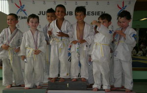 Le premier cercle de Baby judo sur le podium.